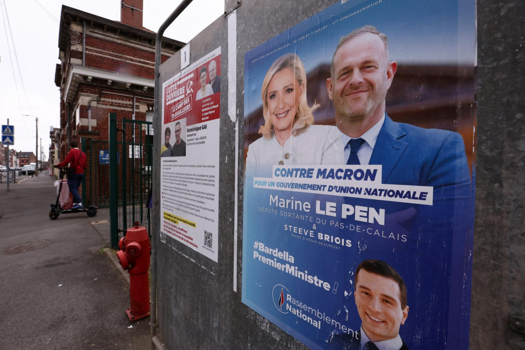 Predvolebný plagát Marine Le Pen, francúzskej krajne pravicovej líderky a kandidátky krajnej pravice Národné združenie. FOTO: Reuters