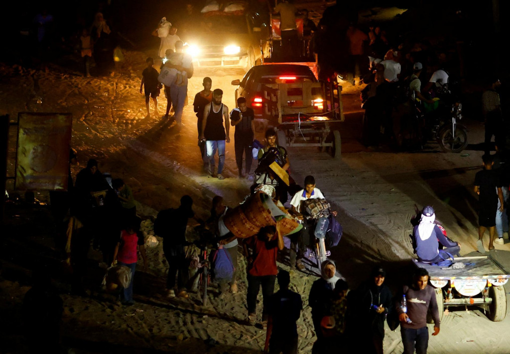 Palestínčania, ktorí utiekli z východnej časti Chán Júnis. FOTO: Reuters