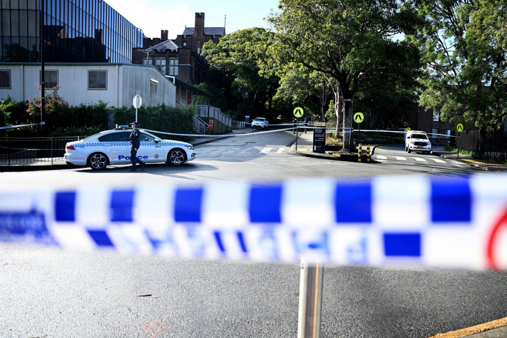 Polícia pracuje na mieste pobodania na univerzite v Sydney. FOTO: Reuters/Dan Himbrechts