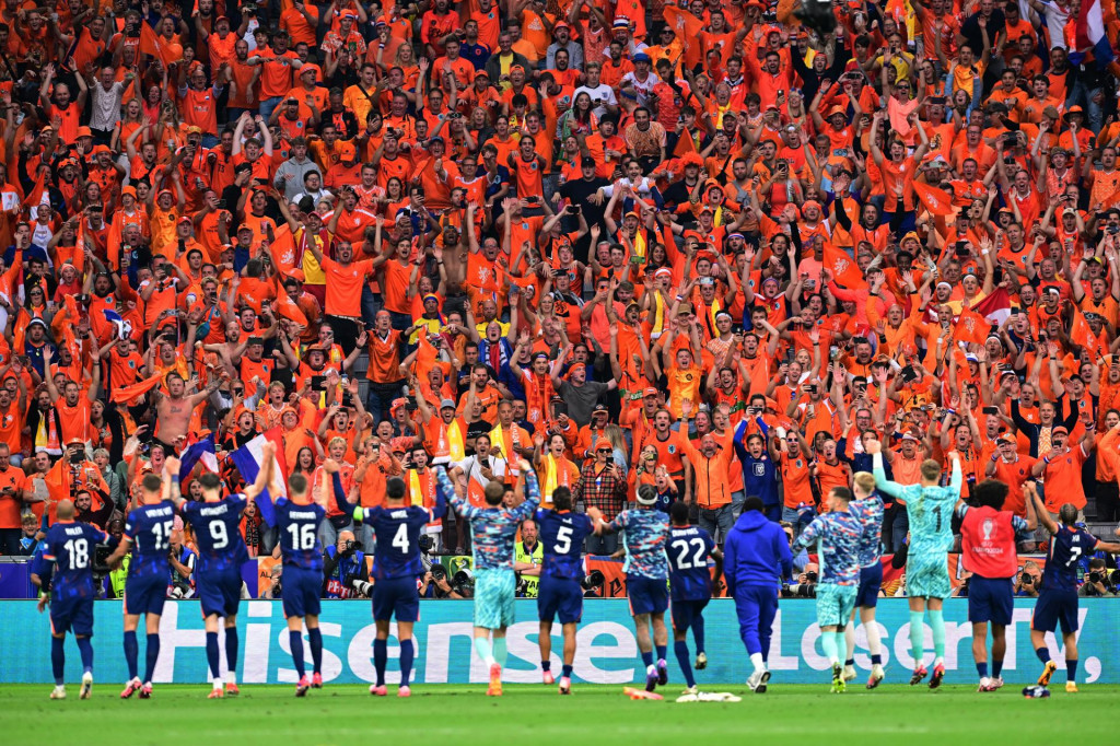 Holandskí futbalisti a fanúšikovia sa ťešia z víťazstva. FOTO: REUTERS