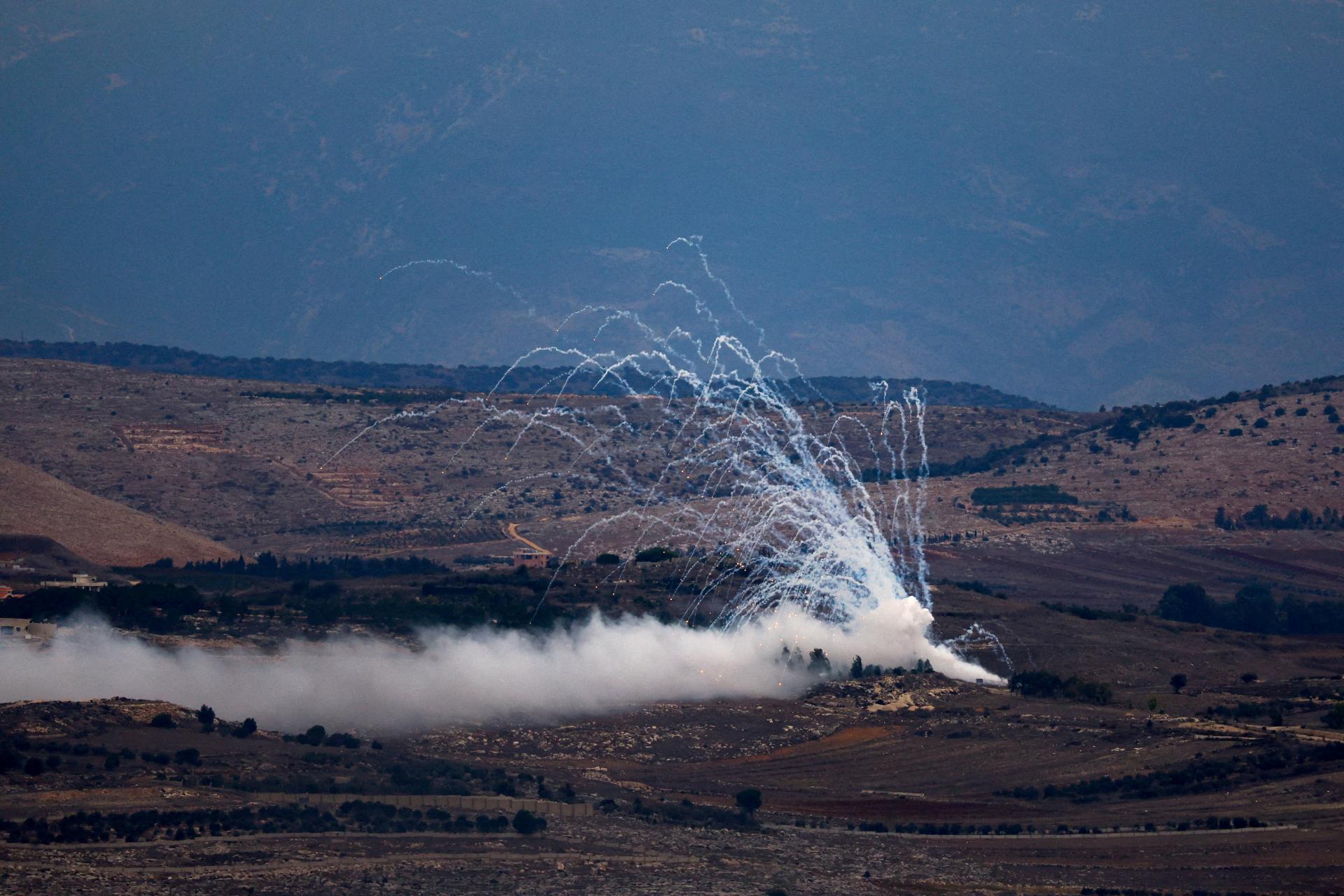 Na sever Izraela zamierilo z Libanonu najmenej 100 rakiet, uviedla armáda Jeruzalemu
