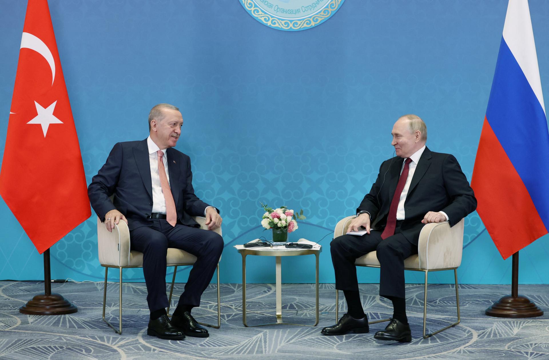 Stretnutie dvoch priateľov. Erdogan v Kazachstane rokoval s Putinom, urgoval dostavbu jadrovej elektrárne