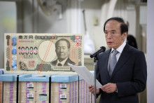 Guvernér Bank of Japan Kazuo Ueda bojuje proti najslabšiemu jenu za štyridsať rokov. FOTO: Reuters