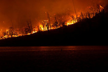 Dym a oheň počas požiaru v Thompsone v Kalifornii. FOTO: Reuters