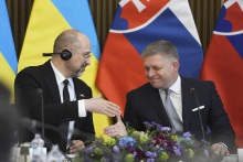 Na snímke z apríla 2024 predseda ukrajinskej vlády Denys Šmyhaľ a slovenský premiér Robert Fico.

FOTO: TASR/F. IVÁN

