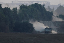 Izraelský obrnený transportér.  FOTO: Reuters