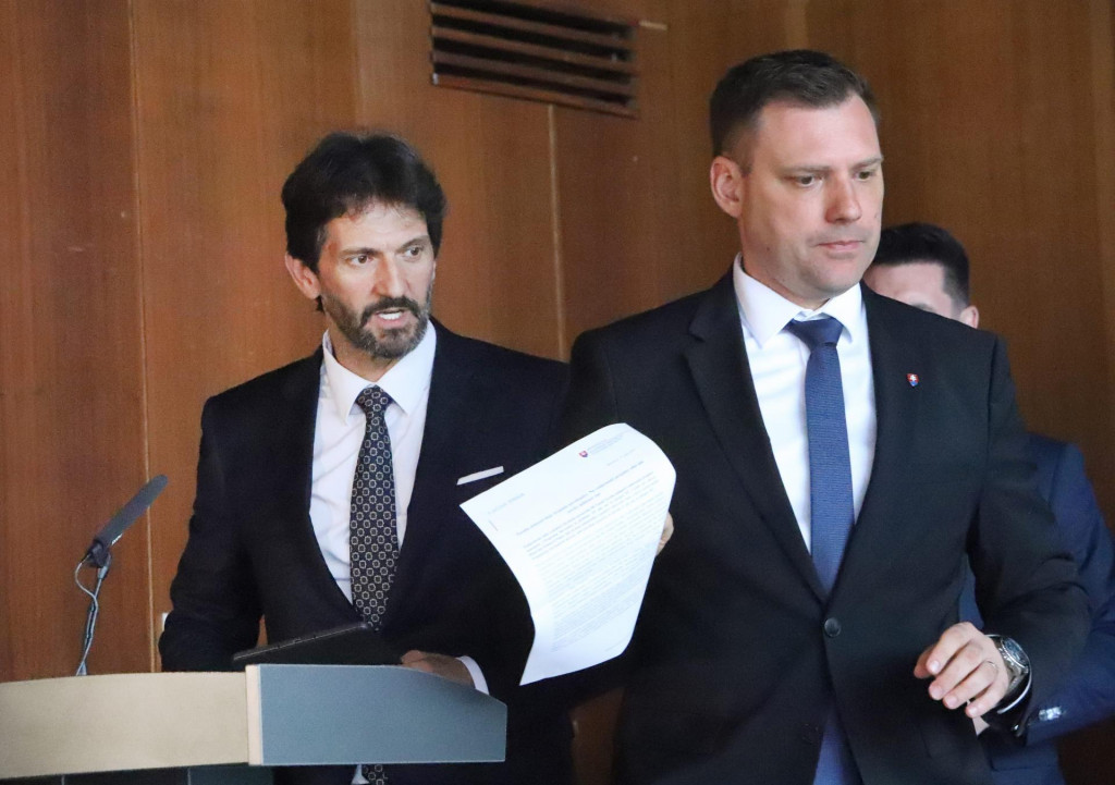 Minister životn&eacute;ho prostredia Tom&aacute;&scaron; Taraba a vicepremi&eacute;r a minister obrany Robert Kaliň&aacute;k. FOTO: TASR/J&aacute;n Kro&scaron;l&aacute;k