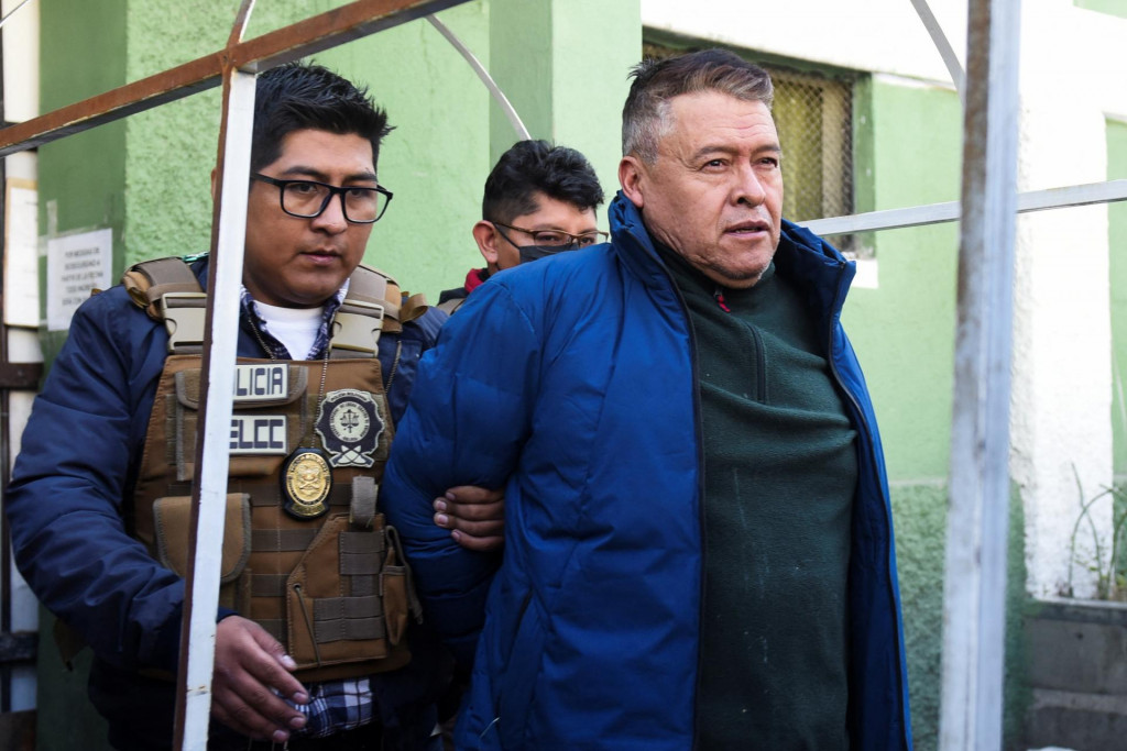 Bolívijský generál Juan Jose Zuniga je prevezený do väzenia s maximálnym stupňom stráženia. FOTO: Reuters