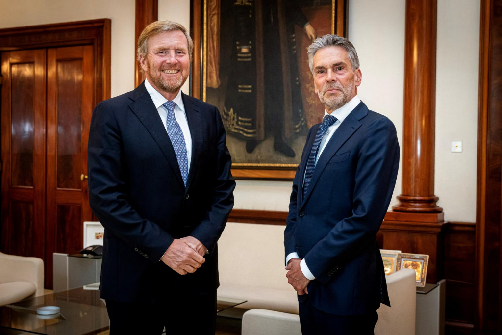 Holandský kráľ Willem-Alexander víta holandského premiéra Dicka Schoofa v paláci Haagu. FOTO: Reuters