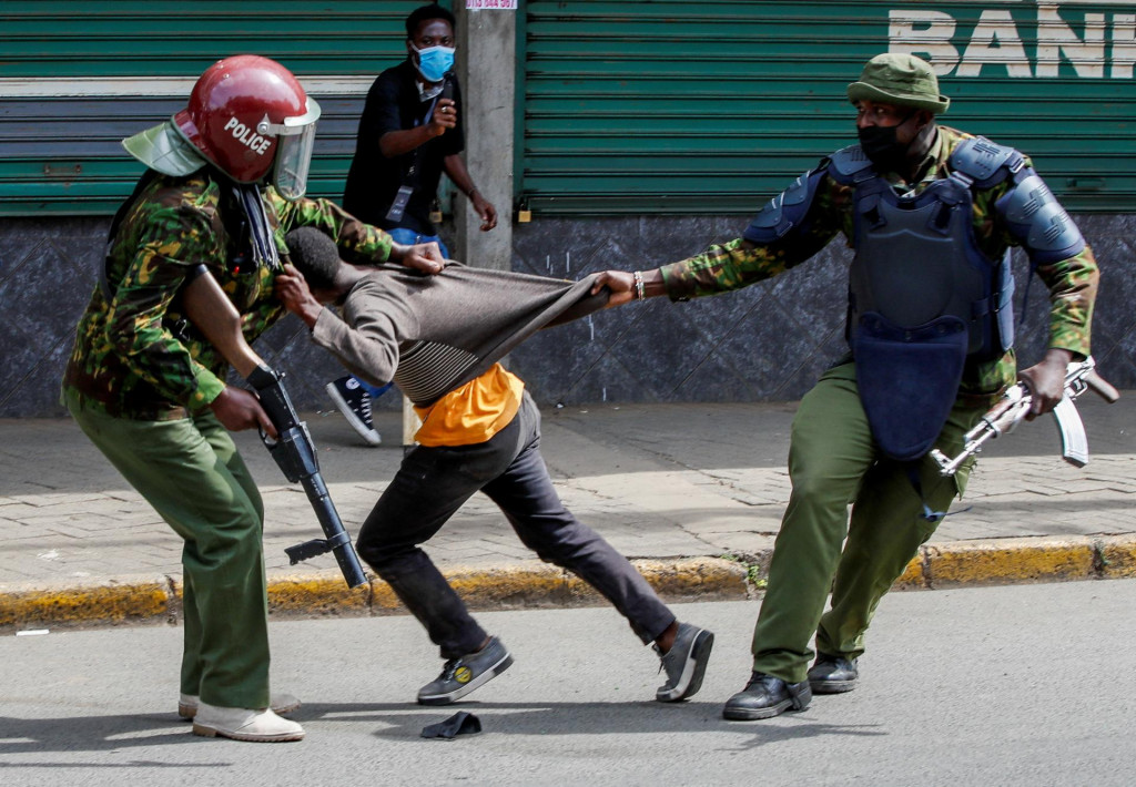 Polícia sa snaží zadržať demonštranta v Nairobi. FOTO: Reuters