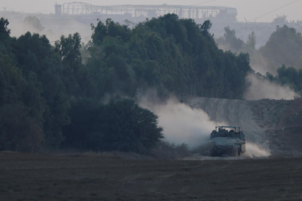 Izraelský obrnený transportér.  FOTO: Reuters