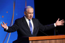 Izraelský premiér Benjamin Netanjahu bude o nových návrhoch Hamasu diskutovať so svojím vyjednávacím tímom.  FOTO: Reuters