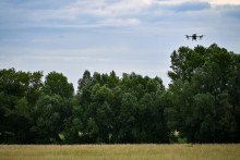 Dron použitý na aplikáciu biologického prípravku BTI na elimináciu komárov v blízkosti Ovsištskej lúky v Petržalke. FOTO: TASR/Pavol Zachar