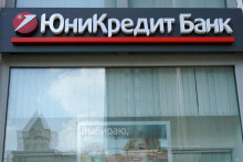 Logo UniCredit banky pred jej pobočkou v Moskve. FOTO: Reuters