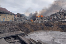 Bombový kráter a obytné budovy zničené ruským leteckým útokom. FOTO: Reuters