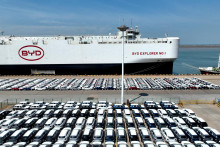 Elektrické vozidlá BYD pred naložením na export do Brazílie v čínskom prístave Lianyungang. FOTO: Reuters