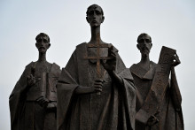 Bronzové súsošie sv. Cyrila, Metoda a Gorazda na Bratislavskom hrade. FOTO: TASR/Pavol Zachar