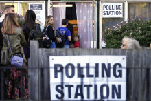Ľudia stoja v rade vo volebnej miestnosti v Londýne. FOTO: Reuters