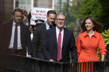 Líder Labouristickej strany Keir Starmer a manželka Victoria prichádzajú do volebnej miestnosti, aby odovzdali svoj hlas v Londýne. FOTO: TASR/AP