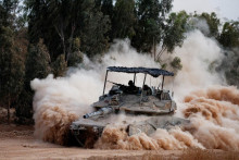 Izraelský tank manévruje neďaleko hraníc medzi Izraelom a Gazou. FOTO: Reuters
