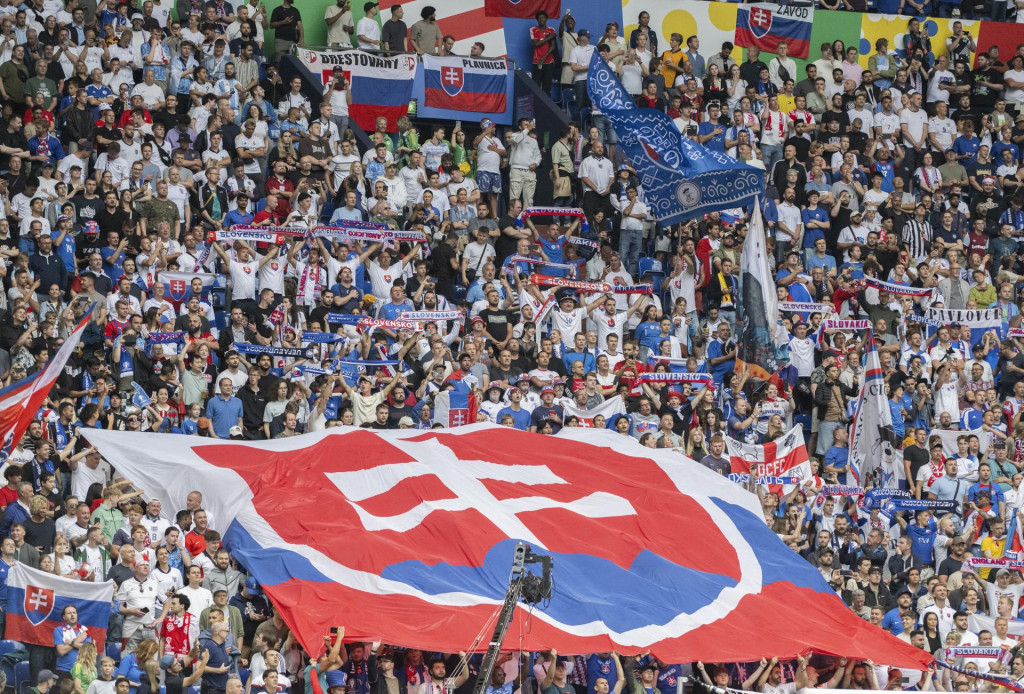 Slovenskí fanúšikovia povzbudzujú pred osemfinálovým zápasom Anglicko – Slovensko na ME vo futbale v nemeckom meste Gelsenkirchen. FOTO: TASR