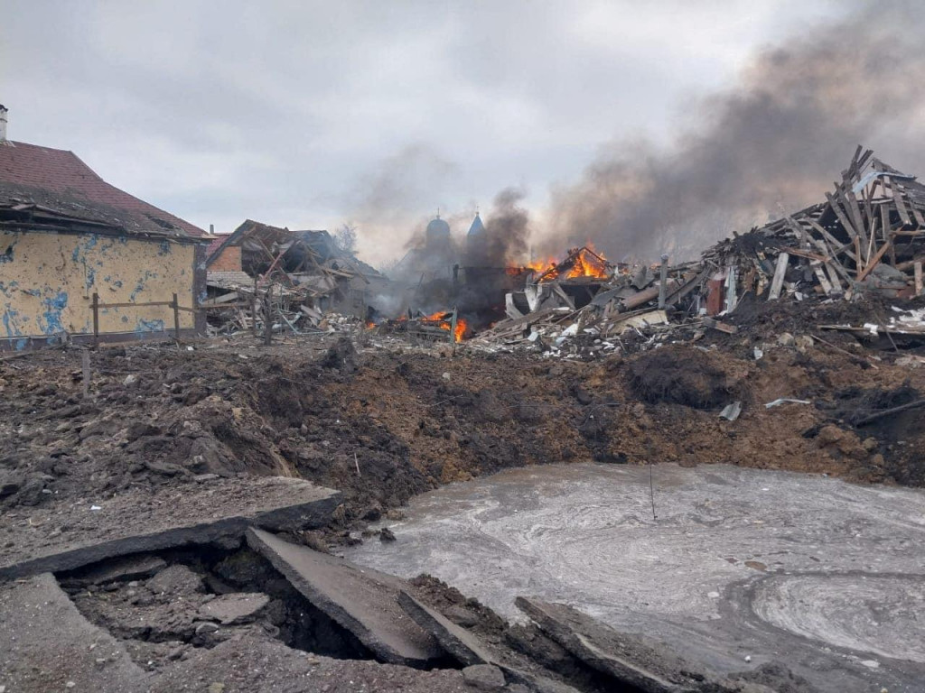 Bombový kráter a obytné budovy zničené ruským leteckým útokom. FOTO: Reuters