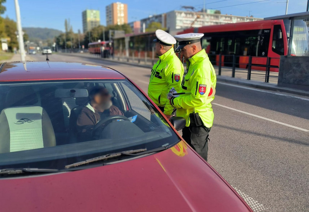 Vyslúžiť si môžete pokutu, no v horšom prípade je ohrozená aj samotná bezpečnosť a zdravie ostatných účastníkov cestnej premávky. Aké prehrešky robia Slováci najčastejšie?