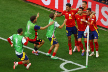 Španieli oslavujú rozhodujúci gól Mikela Merina. FOTO: Reuters