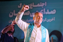 V druhom kole iránskych prezidentských volieb zvíťazil reformný kandidát Massúd Pezeškiján. FOTO: Reuters/WANA