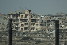 Pozostatky zničených budov v Gaze. FOTO: Reuters