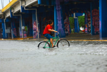 Zaplavená cesta v mexickom letovisku Playa del Carmen. FOTO: Reuters