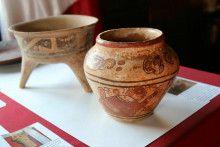 Obyvateľka hlavného mesta USA vrátila do Mexika starobylú mayskú vázu, ktorú náhodou kúpila v miestnom bazári. FOTO: X/Mexický veľvyslanec v USA Esteban Moctezuma Barragá