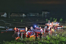Záchranári pátrajú po uviaznutých obyvateľoch po tom, ako sa pretrhla hrádza druhého najväčšieho sladkovodného jazera v krajine. FOTO: Reuters/cnsphoto