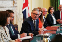 Britský premiér Keir Starmer predsedá prvému stretnutiu svojho kabinetu. FOTO: Reuters