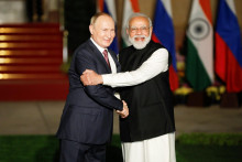 Ruský prezident Vladimir Putin si podáva ruku s indickým premiérom Naréndrom Módím. FOTO: Reuters