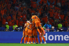 Holandskí futbalisti oslavujú. FOTO: Reuters