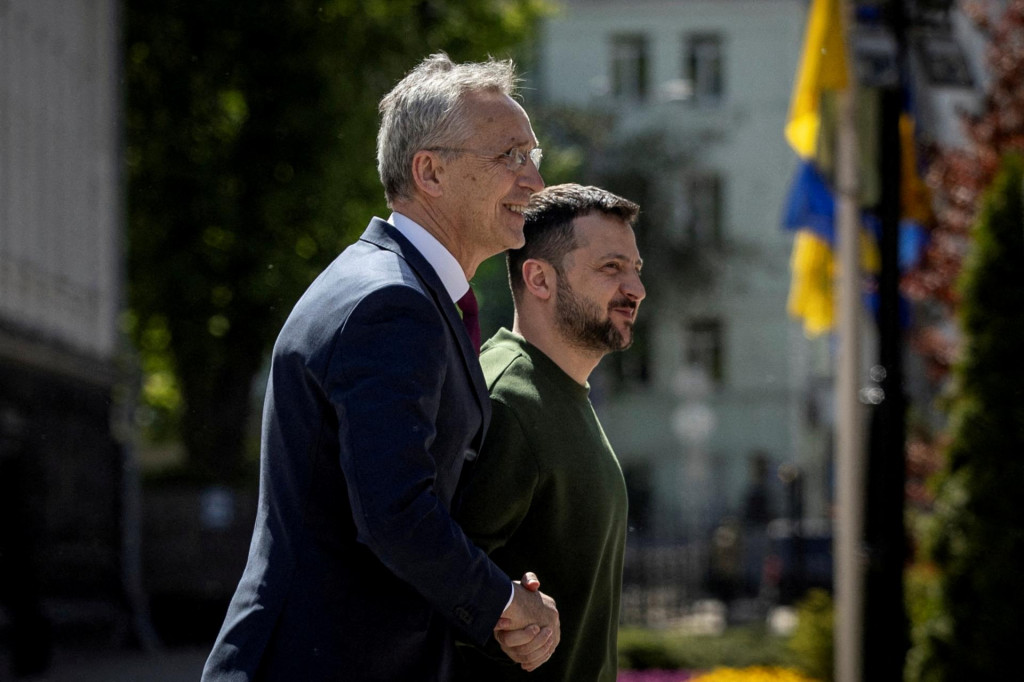 Ukrajinský prezident Volodymyr Zelenskij a generálny tajomník NATO Jens Stoltenberg v Kyjeve, 29. apríla 2024. FOTO: Reuters