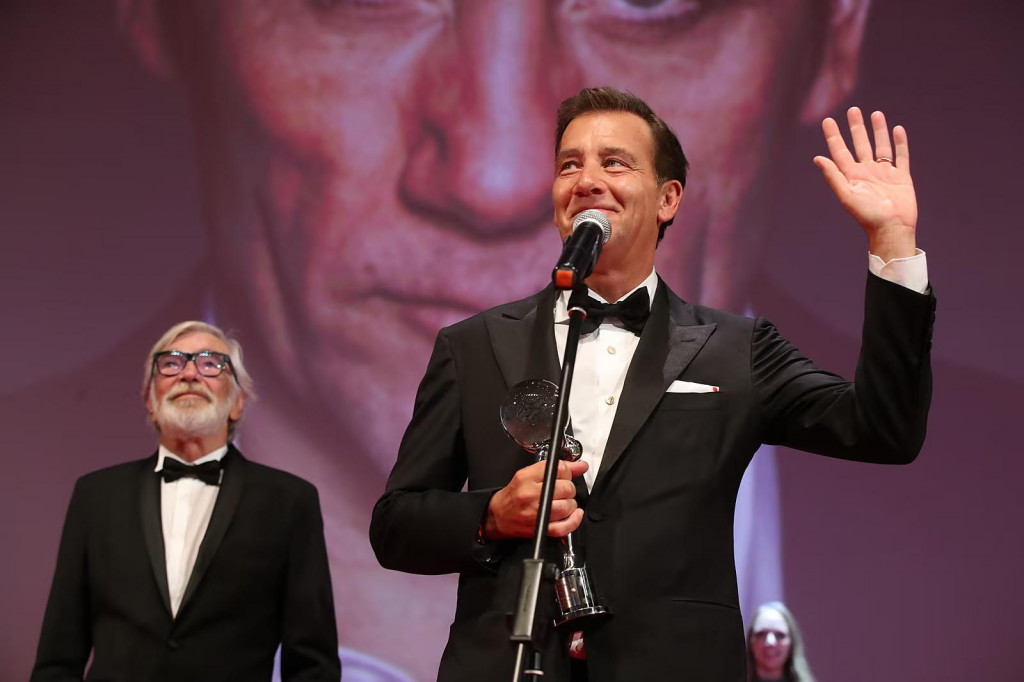 Clive Owen s Cenou prezidenta MFF Karlovy Vary. FOTO: Jakub Stadler, MAFRA