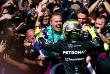 Lewis Hamilton oslavuje víťazstvo. FOTO: Reuters