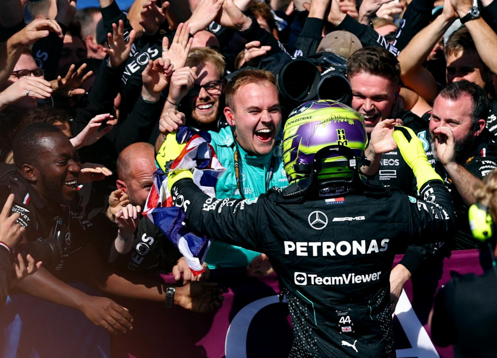Lewis Hamilton oslavuje víťazstvo. FOTO: Reuters