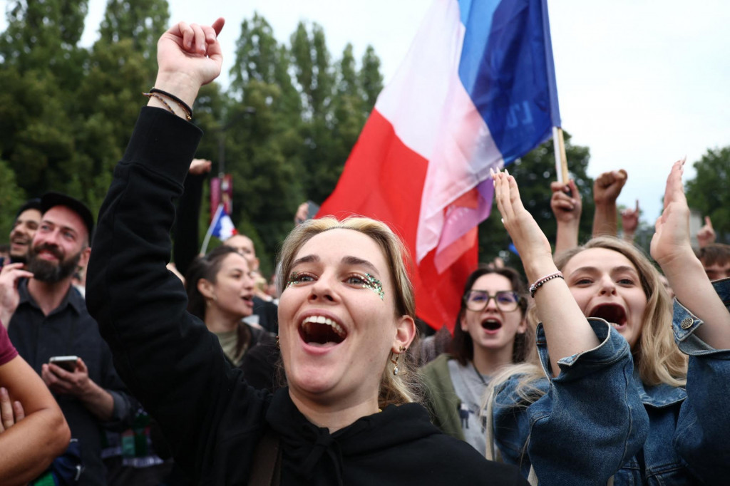 Priaznivci ľavičiarov sa tešia po zverejnení odhadovaných výsledkov. FOTO: Reuters