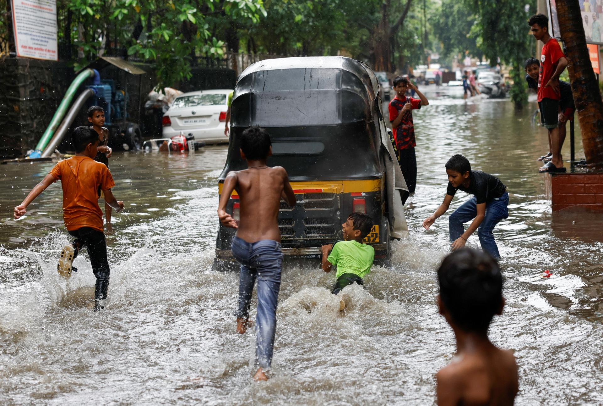 Monzúnové dažde komplikujú dopravu v Indii, blesky zabili 12 ľudí