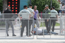 Polícia zaisťuje podozrivého po atentáte na premiéra Roberta Fica v Handlovej. FOTO: HN/Peter Mayer