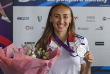 Atlétka Gabriela Gajanová so striebornou medailou počas tlačovej konferencie po návrate atlétov z majstrovstiev Európy v Ríme. FOTO: TASR/Jaroslav Novák