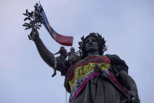 Socha na parížskom Námestí Republiky počas protestu proti vzostupu krajnej pravice. FOTO: TASR/AP