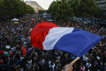Zhromaždenie na Place de la Republique po čiastočných výsledkoch druhého kola predčasných francúzskych parlamentných volieb. FOTO: Reuters
