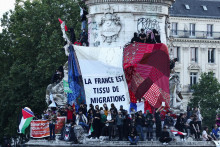 Zhromaždenie na Place de la Republique po čiastočných výsledkoch druhého kola predčasných francúzskych parlamentných volieb. FOTO: Reuters