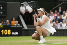 Lulu Sunová sa raduje po výhre nad Britkou Emmou Raducanuovou v osemfinále ženskej dvojhry vo Wimbledone. FOTO: TASR/AP