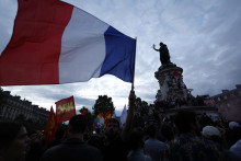 Ľudia sa zhromaždili na parížskom Námestí Republiky po skončení druhého kola predčasných parlamentných volieb vo Francúzsku. FOTO: TASR/AP
