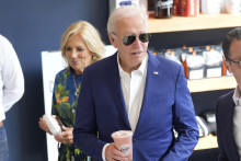 Americký prezident Joe Biden a prvá dáma USA Jill Bidenová diskutujú v kaviarni počas predvolebnej kampane v meste Harrisburg v štáte Pensylvánia. FOTO: TASR/AP